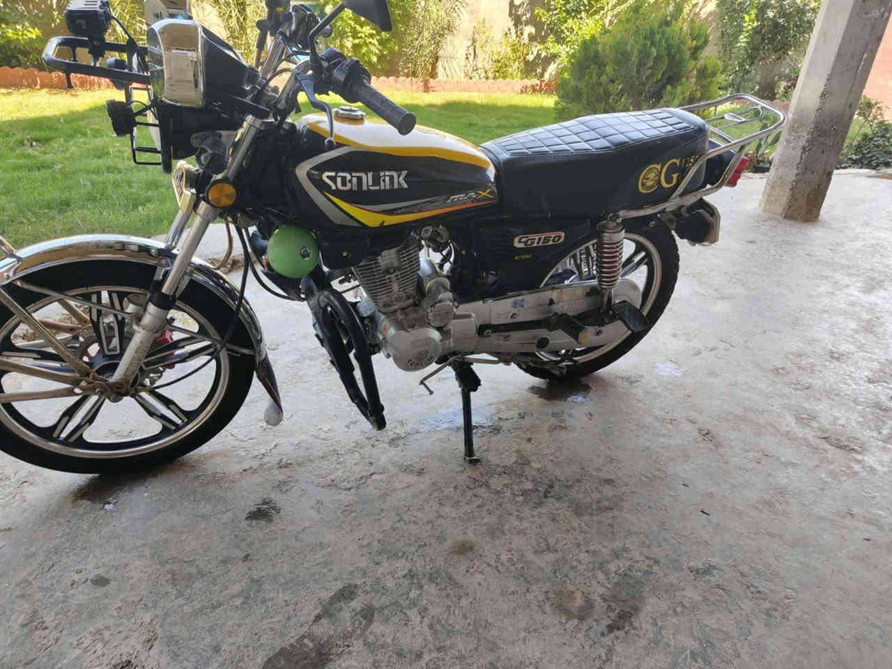 السلام عليكم. 
سيفان للبيع موديل 23نضافه فول.
محرك مفتوح بس شرط نعومه وعزم فولل. كهربائيات كلها شغاله. محرك وياله شاصي مكفول منل ويل للويل موطور مال جناي مامتعوب. السعر خاص او هـ. ***********.مكان بيجي
