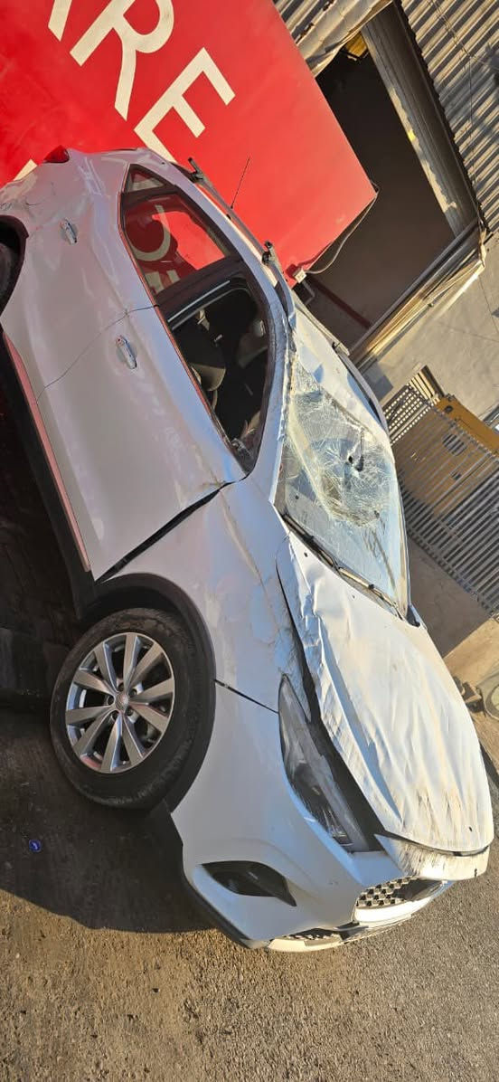 السلام عليكم اخوان عندي MG ZS 2024
ابيع على وضعهه السياره متضرره مثل ما موضح بالصور 

السياره شغاله و تمشي اي مشكله داخليه مابيهه الضرر خارجي فقط 

ملاحظه ( المكينه و الكير و الايرباكات و الجهه الخلفيه للسياره سليمات 100%)

ماشيه 12000 الف فقط

مواصفات السياره :

لون ابيض
 • تحكم ستيرن جهتين
• بصمه تشغيل و ابواب 
• سايد بريك بصمه
• نظام مرتفعات
• شاشه و حساسات بلاديه 
• كاربلي اندرويد اوتو
• شاشه اعطال 
• لد نهاري و زنون بلادي
• محرك 1500 تنفس طبيعي 

السياره خير من الله مواصفات بيهه يرادلهه ترتيب وتصرف عليهه شويه ترجع جديده  

مكان السياره بغداد زيونه 
للاستفسار : ***********

اعتذر على الاطاله و شكرا ❤️
