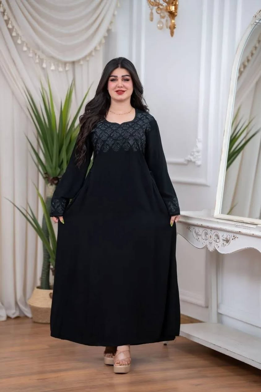 🖤 فخامة الأسود الفاحم.. لكل المناسبات! 🖤
​تألقي بأجمل إطلالة مع دشداشة الكشمير المطرزة بالستراس، المصممة خصيصاً لتمنحكِ الراحة والأناقة التي تستحقينها.
​✨ مميزات الموديل:
​خامة ملكية: قماش كشمير أصلي ناعم وبارد على الجسم.
​سواد فحم مميز: لون أسود داكن وثابت يبرز جمال التصميم.
​تطريز ستراس راقي 
​📏 القياسات المتوفرة:
​نوفر لكِ تلبيس مريح ومثالي بمختلف القياسات الكبيرة:
​2XL | 3XL | 4XL | 5XL
​🚚 خدمة التوصيل:
​لا تشيلين هم المشوار! متوفر خدمة توصيل سريعة وموثوقة لجميع محافظات العراق 🇮🇶.
​📥 للحجز أو الاستفسار:
أرسلي رسالة إلى الصفحة تحتوي على (الاسم، العنوان الكامل، ورقم الهاتف) أو تواصلِ معنا عبر الواتساب.


**إذا كنت صاحب هذا الإعلان وتريد حذفه لأي سبب، رجاءا أرسل رسالة إلى الدعم الفني**