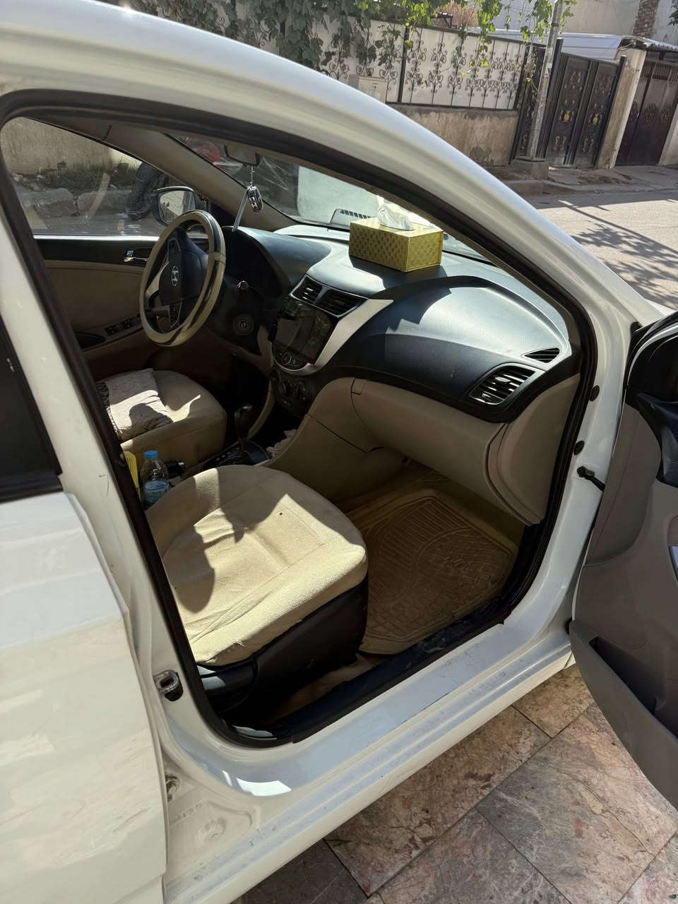 للبيع هونداي أكسنت 2016 خليجي 
فتحة سقف 
رقم بغداد الدولي الجديد 
محرك 1600 مكفوول 
صدر نظيف جداً 
تخم تاير نظيف  
تبريد ممتاز 
تدفئه ممتازه 
داخل نظيف جداً دوشمة كشنات
تحكم ستيرن 
سياره جاهزه ونظيفه مابيه كل نقص ابد

السعر 98 ورقه وبيه مجال بسيط 
مكاني كرادة مريم 
للاستفار اكثر ***********
