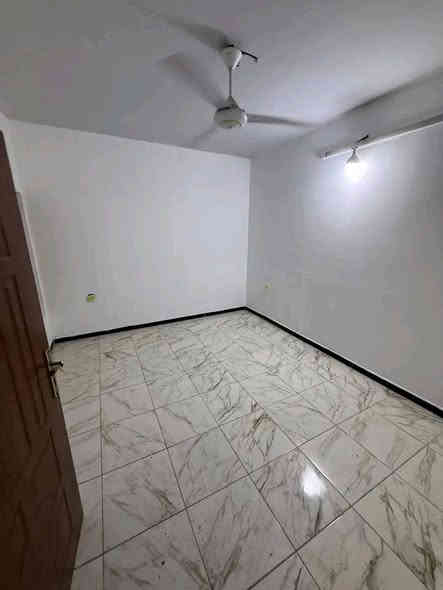 #للايجار في السيديه

بيت 150 م طابقين نضيف جدا 

يحتوي ع 4 غرف نوم وصاله ومطبخ وخدمات عدد 2 وهول داخلي وكراج 

مجهز بكاونتر 

الموقع الضباط خلف الشارع التجاري

***********
