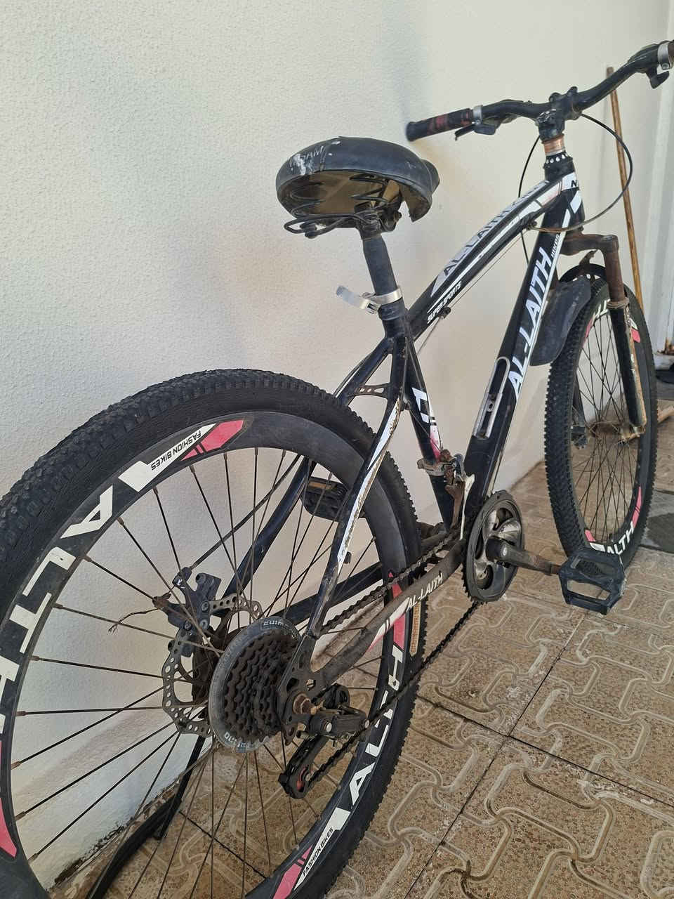 السلام عليكم بايسكل للبيع باله ياباني مكاني الحرالسعر100وبي مجال رقم الهاتف***********
