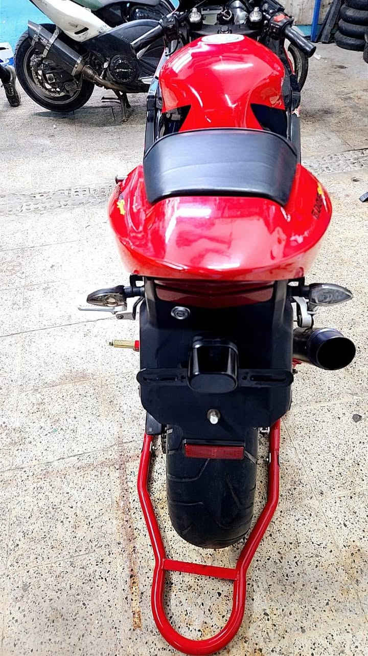 CBR600 F4i
هوندا افوراي كفاله نازله من كلشيء وكلاشيء ماشيه ٣٤ الف السعر 23$ وبيها مجال بغداد الجديده ***********

