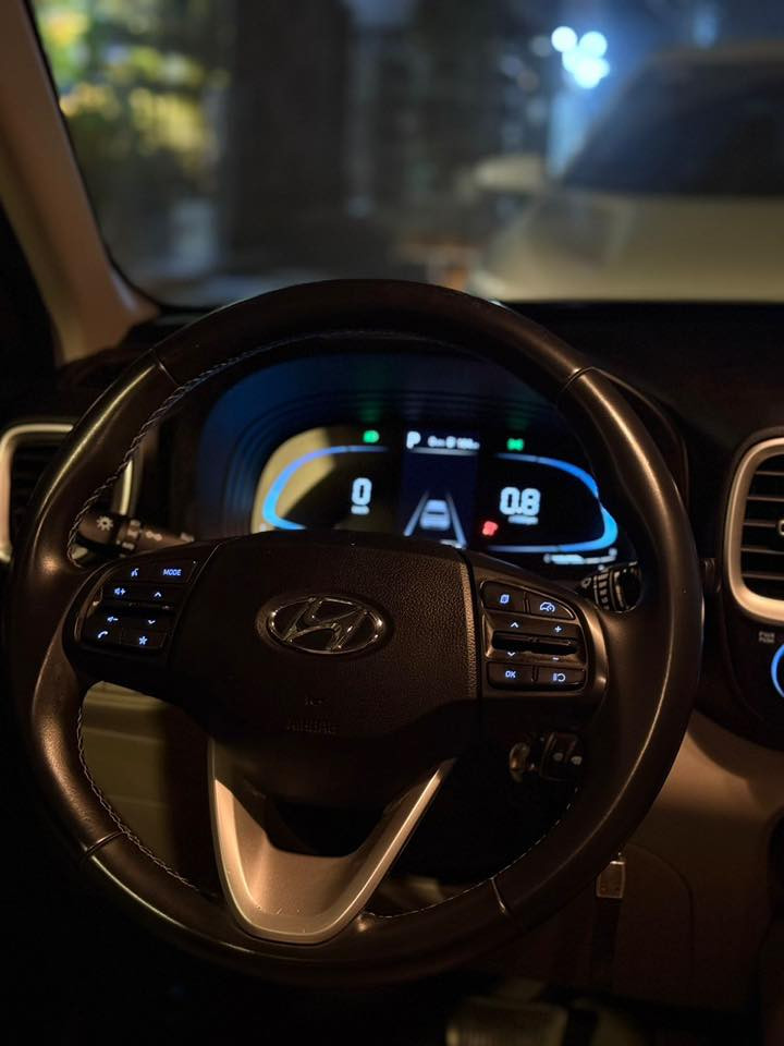 السلام عليكم
هونداي فينو 2023 
السيارة فول عدى البصمة 
فتحت سقف 
ويل كب 
رادرات جانبية 
رادار أمامي 
كامرة 
حادث خفيف بابين ومبدلات نفس الون
رقم الماني ميسان جديد 
هزة جديدة 
السيارة ماشية 25,000 كيلو
السعر 148 ورقة وبية مجال بسيطة
0774 124 4143
