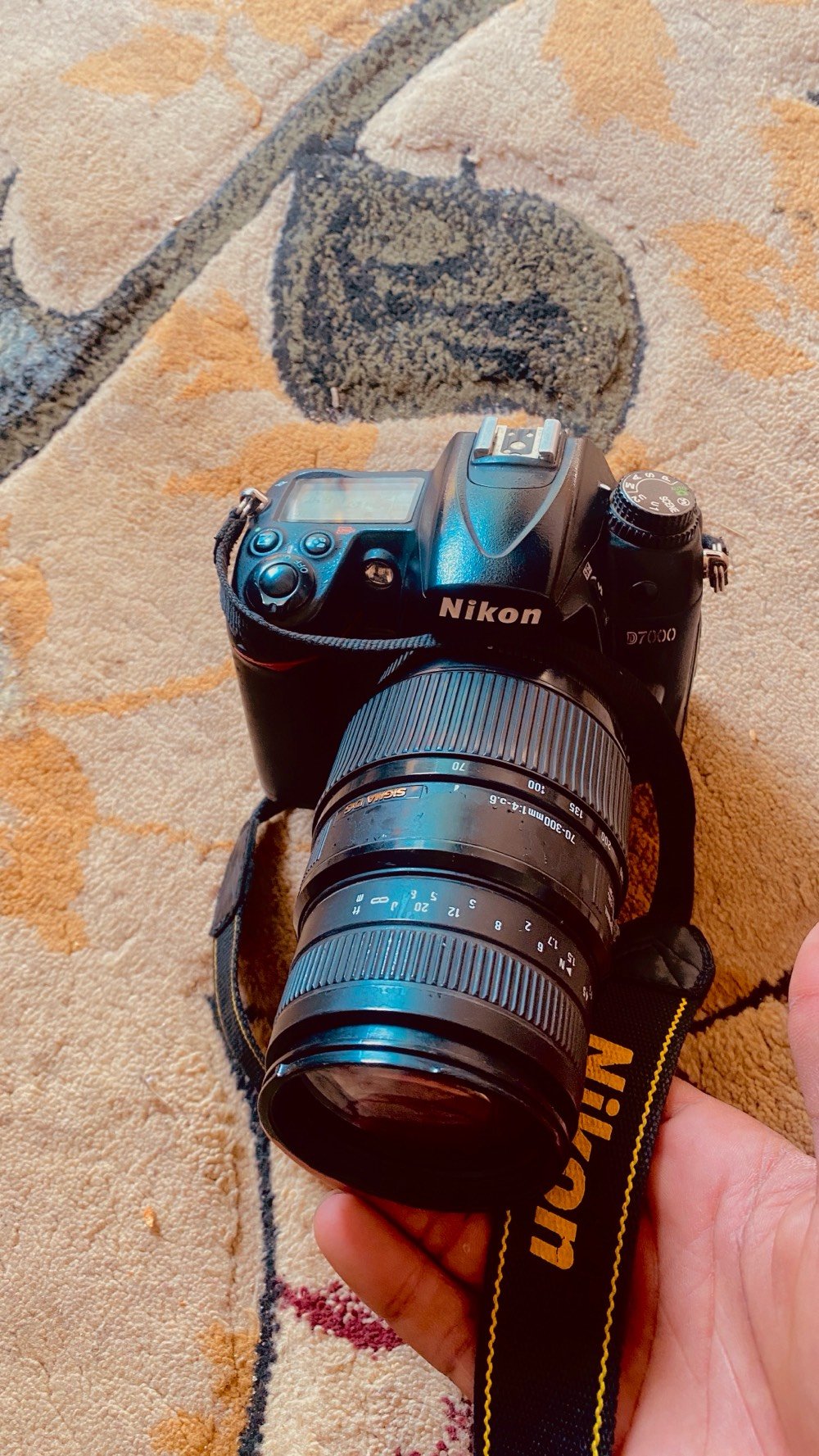 سلام عليكم كاميرا نيكون D7000 للبيع السعر خاص