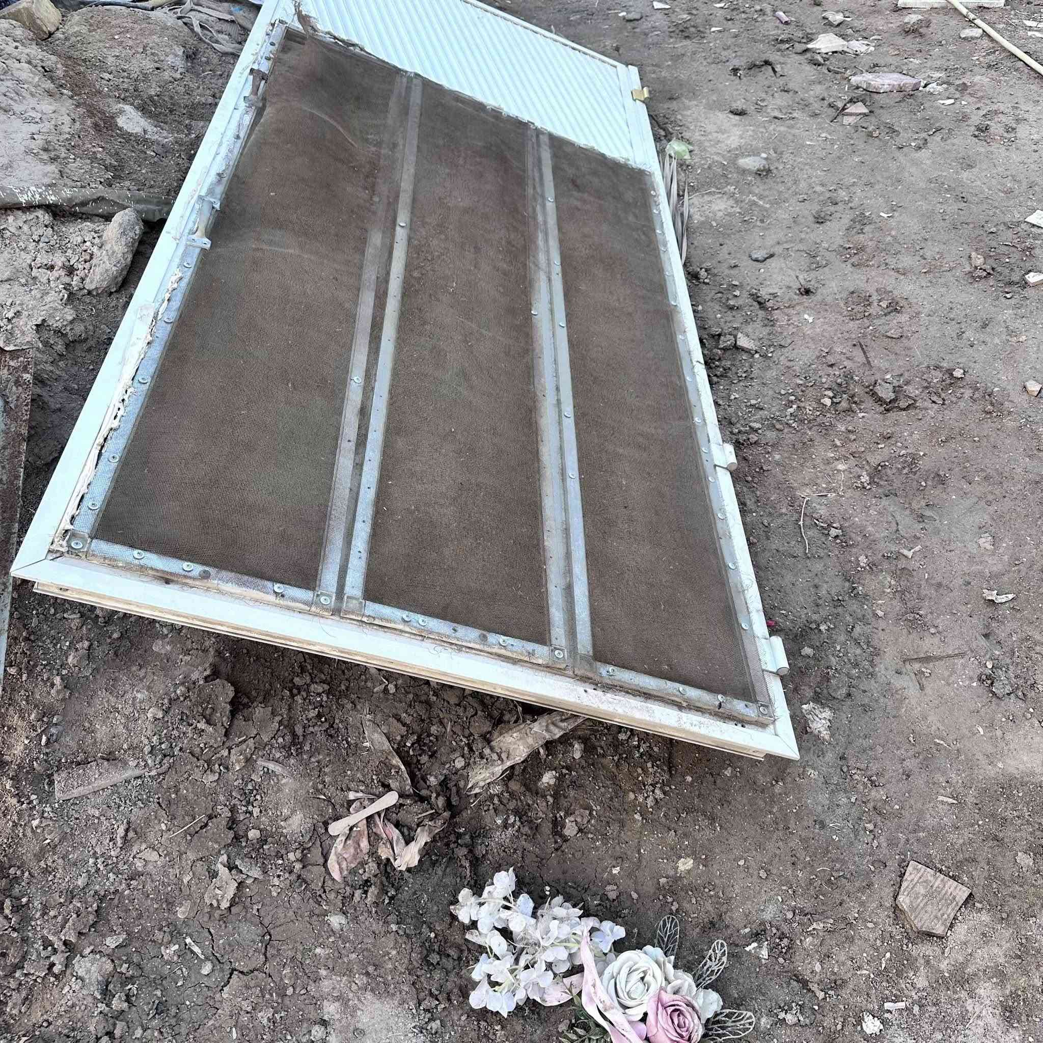 سلام عليكم شباب باب المنيوم للبيع وشبابيك +مفرغه  واتساب ***********
