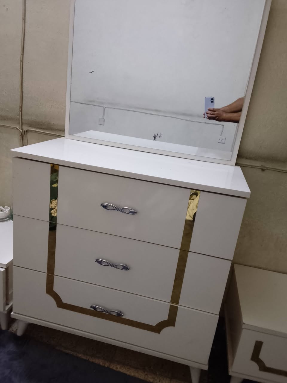 غرفة تركية نقص فقط الكنتور 
ميز مراية 
واثنين ميوزة ابو الجراره صغار كلهن سيت 
+سبلت توسوت طنين اخذتة العام ثلج 
ودوشك كلش نظيف
مكاني بغداد جديدة قرب أفران الفراشة متواجد ماسنجر واتس اب واتصال الرقم ***********

