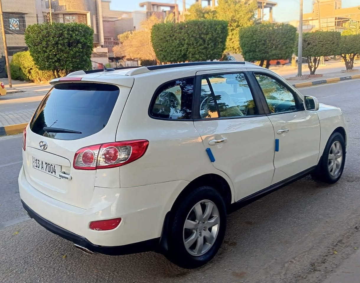 السعر 107 الاستفسار*********** هونداي سنتافي خليجي 2012 بيهه رشات صبغ فول مواصفات واحد علا واحد من عده البصمه شاير بل مري كهرباء فتحه سقف تحكم ستيرن شاشه كامره دواره لايت زنون اصلي كشنات مخمل فور ويل شغال مكينه 6 سلندر وكير مكفولات ماشيه 170 كيلو متر حداديه جديده تخم تاير جديد 3 قطع ثلج داخل بيجي ويل كب كروم رقم مميز بسمنه مشروع وطني سنويه 2029 مكان السياره كربلاء مكلف بنشر

