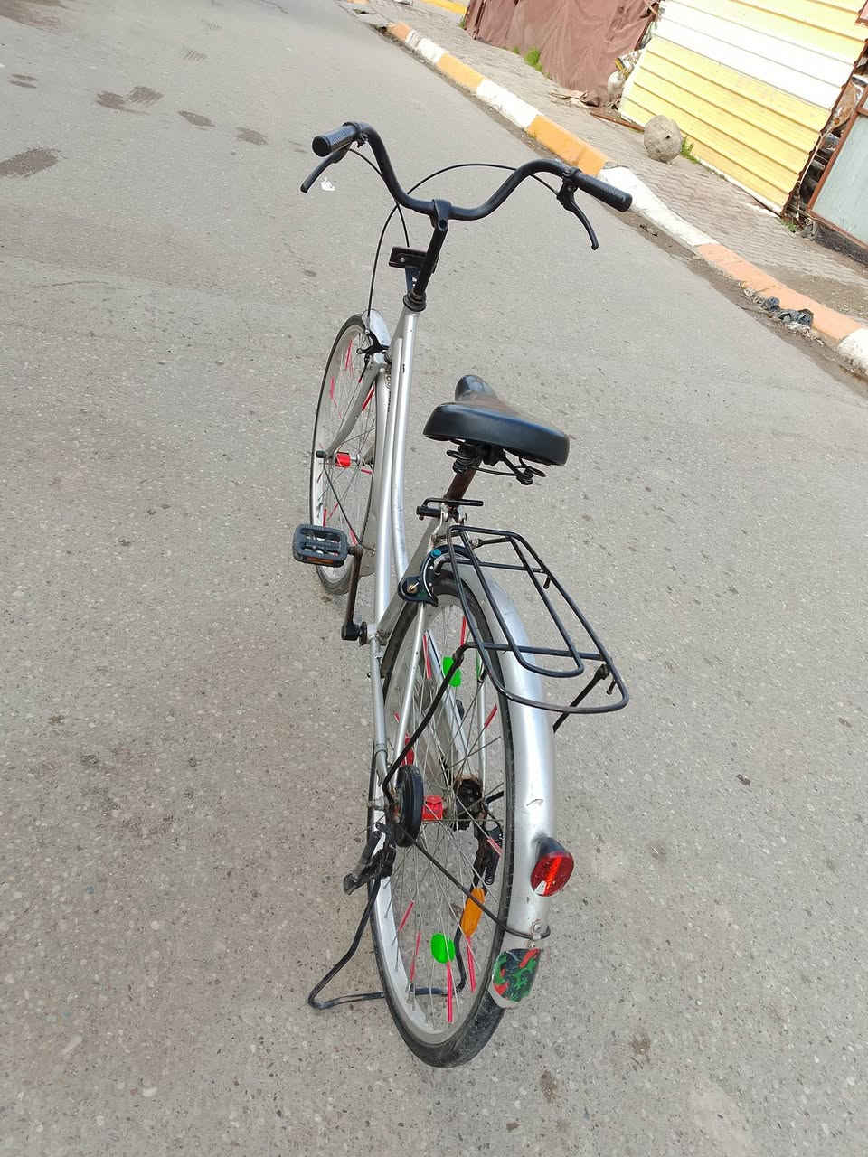 السلام عليكم بايسكل للبيع نظيف الحجم 26 السعر 75 ابي مجال المكان بعقوبة التحرير الاتصال على الرقم ***********
