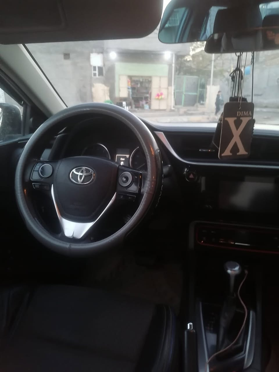 السلام وعليكم كورلا موديل ٢٠١٧ ظررها باب مبدل فقط بدون ايربك بجم كبس ***********
