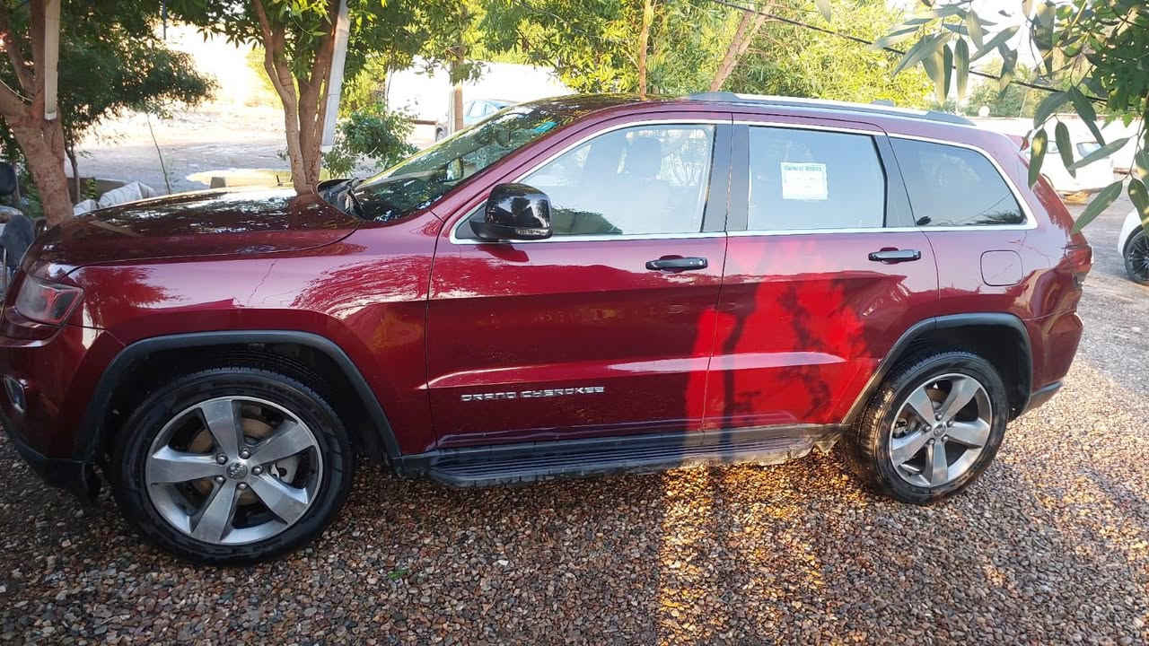 السلام عليكم جيب كراند شيروكي ٢٠١٦ لمتد فول بدون فتحه بيها اربع قطع صبغ حادثها جاملغ امامي وبنيد وبلعراق صار بيها جاملغ خلفي وباب عكس السايق بدون شاصي ولادواخل تحويل مباشر ما متواجد ع الخاص 
السعر ١٨٥ وبيها مجال 
رقم ***********
