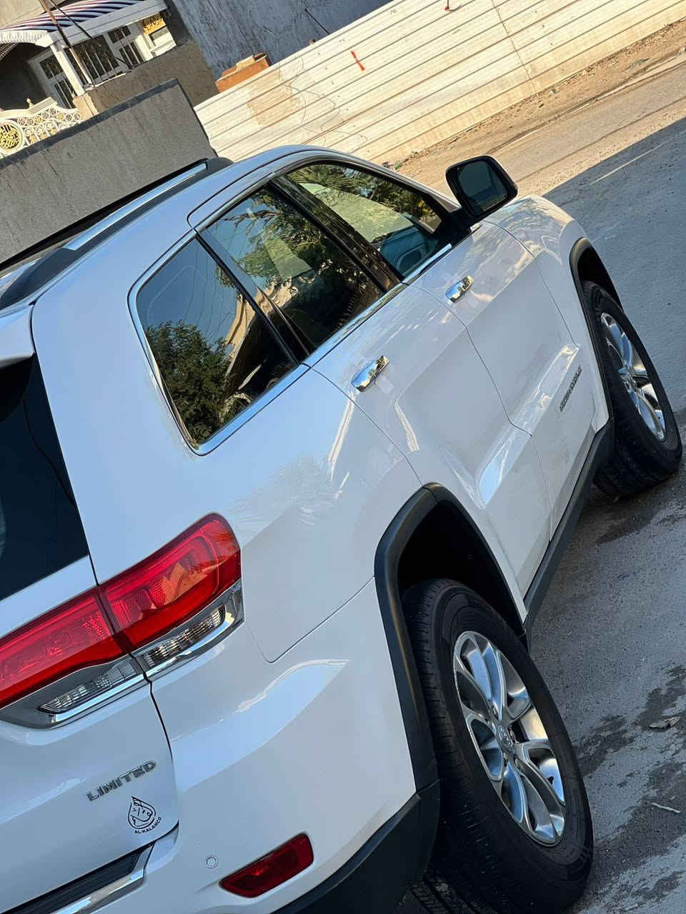 جيب لاريدو موديل 2014 
رقم سليمانيه بسمي شخصيا 
هزه وأرقام جديد 
فو موصفات داخل بيجي كشنات كهرباء 
صندوق كهرباء بنروما فول لمتدت 
ماشيه 162 
مكينه كير مكفولات 
السعر 223 وبيه مجال  
***********
