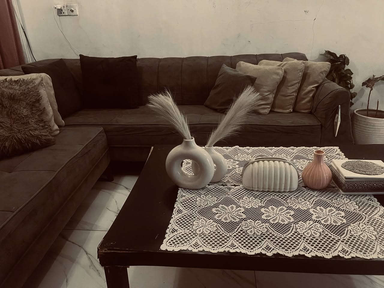 كونر تركي للبيع 8 مقاعد نضيف جدا  اللون رصاصي المكان الزعفرانيه الشراي يتفضل خاص ***********
