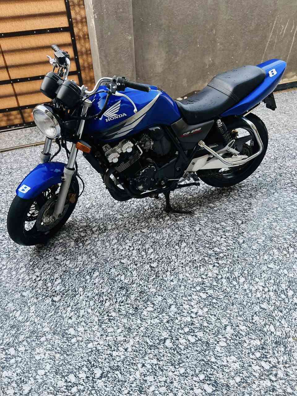 بطح سيبي cb400 بحالة الوكالة مكفولة كفالة عامة
اصولي (اوراق+كتاب منفيس) 
المواصفات//
1-دهن موتول (MOTULا) لاصلي 
2-ماي راديتر الاخضر +
3-صالنصة رياضي (SC)معروفه بصوتها القوي
4-دبل إشارة 🚨 

للأستفسار الاتصال على الرقم 
***********
— في ‏العماره حي العسكري
