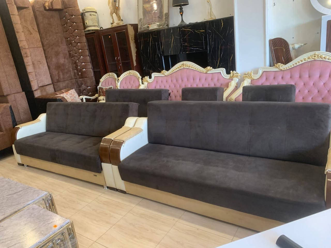 كنوز مزاد لبيع اثاث منزلي  يتوفر لدينة ديوان و تخم ميز طعام و طباخات جزامات برادات جدي و مستخدم كلشي متوفر  متوفر بل محل من 9صباحن ال. 8مسان رقم هاتف ***********
