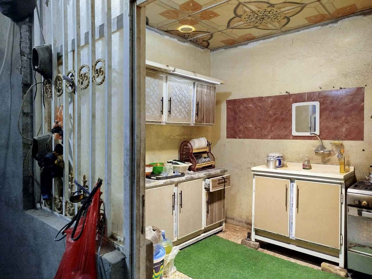 السلام عليكم بيت 100 متر الوجهيه خمسه ونزال عشرين يحتوي عله غرفه وصاله ومطبخ وصحيات كاشي وسقوف ثانويه وبورك تريده هوه والثاث لو بدون اثاث هوه والاثاث ب25 يحتوي عله ثنين سبالت وبردات المنزل ومراوح ثنين وكيزر وتانكي كاونتر وسنكي البيت كاشي العنوان انجف الاشرف قرب مخازن النجف الغذائية الاستفسار عله رقم التلفون وعل فيس ***********
