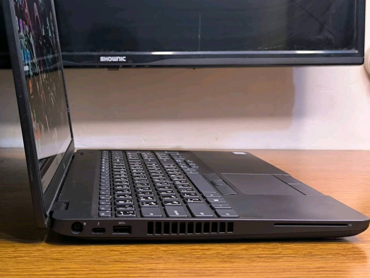 لابتوب الكيمنك صار ب479 الف فقط 🔥
جهاز DELL Precision 5341
لابتوب يجمع بين القوة والاناقه والسعر التنافسي ✨💫

المعالج : core i7 الجيل التاسع فئة H

كرت الشاشة الخارجي: 4 كيكا انفيديا كوادرو P620 
كرت الشاشة الداخلي: 8 كيكا 

الرام: 16 كيكا DDR4 سلاسة عالية 🏎

الهارد: 256 كيكا SSD M.2 أداء خرافي واقلاع سريع🗄

الشاشة: حجم كبير  15.6 انش دقة خرافية 🖥

الجهاز قابل للتطوير (رام أو هارد ) 🔧
الجهاز قابل لتشغيل جميع انواع الألعاب مثل 
GTA5
Forza 5
Euro track simulator 

والبرامج الهندسية مثل 
Blender 
AutoCAD 
وغيرها الكثير من البرامج الهندسية
والبرامج الخاصة بالبرمجة مثل 
Visual studio 
Unity
Unreal engine 


 اللابتوب يحتوي على جميع التطبيقات الأساسية ✨

مع هدايا
ماوس وماوس باد لسهولة الاستخدام 🖱️ 
جنطة لسهولة التنقل 💼
شاحن اصلي 🔌

الضمانات: 
ضمان فحص كامل قبل الاستلام والدفع 💳

ضمان اسبوع كامل 💯
.......................
يتوفر توصيل لجميع المحافظات 🚗

السعر: 479 الف دينار !🆕!

للاستفسار: ***********