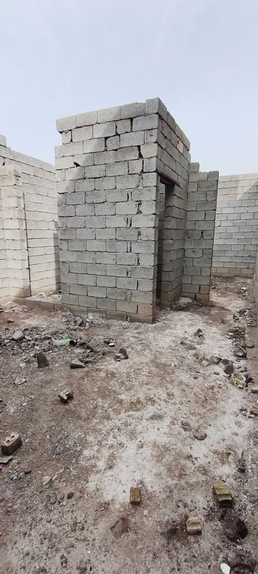 السلام عليكم للبيع هيكل مساحته 100 متر  سند 25 مباشر
تسجله ب اسمك مي و كهرباء وتبليط لباب البيت يبعد عن الشارع العام تقريبن 250 متر خلف مراكت المسعودي واجهة 5 
ونزال 20 السعر 25 مليون للستفسار ***********
