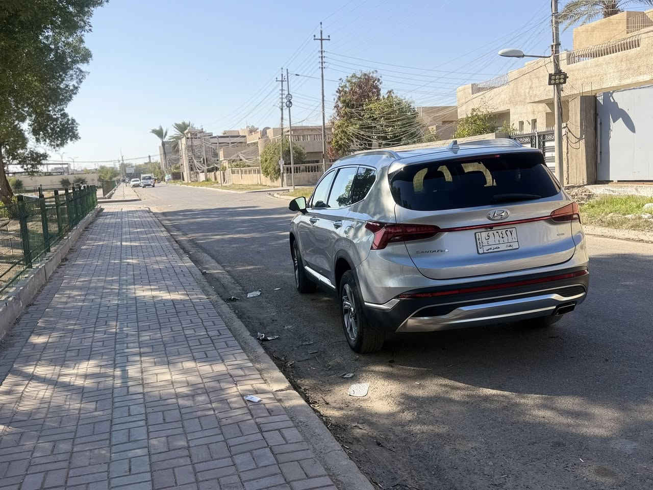 Hyundai Santa Fe 2022 الفئة SEL

🚗 المحرك والأداء

 • المحرك: 4 سلندر سعة 2.5 لتر
 • القوة: حوالي 191 حصان عند 6100 دورة/دقيقة
 • العزم: حوالي 181 – 182 lb-ft عند 4000 دورة/دقيقة
 • ناقل الحركة: أوتوماتيكي 8 سرعات
📊 استهلاك الوقود
✔ المدينة ~ 22–25 ميل/جالون
✔ الطريق ~ 25–28 ميل/جالون
(تتغير حسب الدفع AWD أو FWD)  

🪑 الراحة والداخلية
 • عدد المقاعد: 5 ركاب
 • مقاعد أمامية مدفأة (Standard في SEL)
 • مقود قابل للتعديل كهربائياً (على حسب السوق)
 • تكييف أوتوماتيكي ثنائي المناطق
 • نظام صوتي مع راديو HD
 • شاشة معلومات 8 بوصة مع Apple CarPlay و Android Auto
 • أربعة منافذ USB داخل السيارة  
شحن لاسيكي 

📱 التكنولوجيا والراحة
 • نظام معلومات وترفيه بشاشة 8″
 • دعم Apple CarPlay و Android Auto
‏ • Bluetooth للاتصال الهاتفي
 • مفتاح ذكي وبدء تشغيل بدون مفتاح
 • ممكن أن تزيد بعض الحزم مثل:
 • شاحن لاسلكي
 • شاشة عدادات رقمية 12.3″
 • باب خلفي يعمل بدون استخدام اليدين (Hands-Free Tailgate)  

🛡️ أنظمة السلامة

مجموعة أنظمة أمان قياسية تشمل:
 • الفرامل الأوتوماتيكية للطوارئ
 • كشف المشاة
 • تنبيه النقطة العمياء
 • التحكم بالمسار
 • تنبيه المرور الخلفي
 • نظام تثبيت السرعة الذكي Adaptive Cruise
الحادث السياره جاملغ مبدل اصلي 
والايرباك بس درگه وراجع سستم 
ماشيه 64 الف كيلو حقيقي 

العنوان بغداد الاعلام السيديه 
السعر المطلوب 220 ورقه وبيه مجال كلش قليل 
رقم الهاتف ***********
