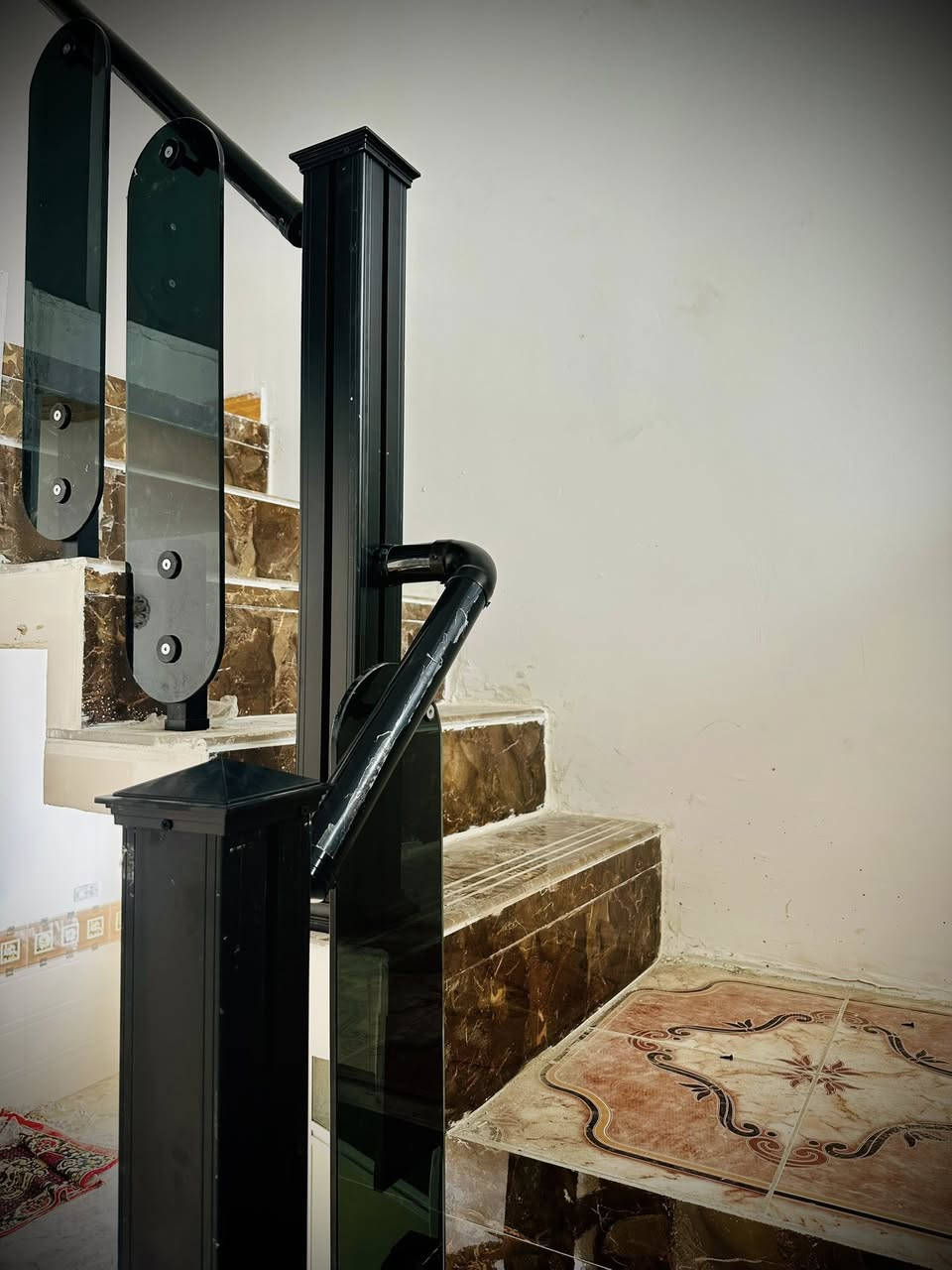 السلام عليكم يتوفر بيت مساحه 240 بيت ومشتمل البيت الاو ل يتكون من مطبخ صاله واستقبال غرف نوم عدد 2 وحده جوه وثاينه فوك وحمام وحده ومنور وصحيات عدد ثنين داخلي وخارجي ول مشتمل يتكون غرفه نوم مطبخ استقبال وحمام وصحيات داخلي وخارجي يعني  يفيد ل عائله جبيره يتكون من بيت ومشتمل نفس ما كلت سابقا طابو صرف باسمي تحويل مباشر 
موقع ل بيت قرب شارع ل كرينات شارع ٦٠ ل عام ومدخل ثاني له من شارع مكاتب رئيسي 
البيت موقعه ركن شارع مالته عرضه ١٥ متر ومصور كذالك 
بناء حديث وكآمل عل اخير توفر يمه كامل خدمات من كل شي 
للاستفسار 
***********
