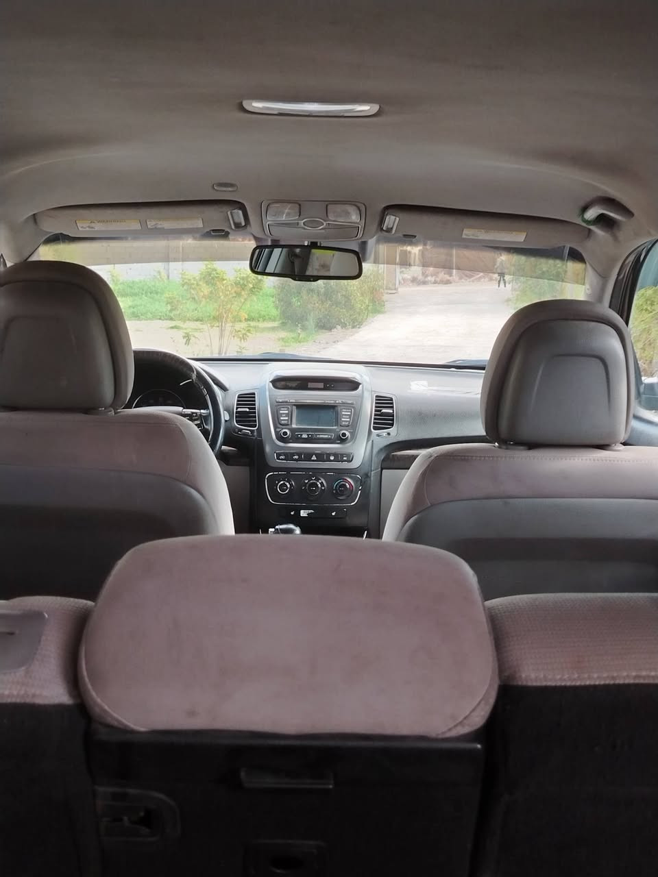 السلام عليكم سياره للبيع سورنتو 2014 بدون حادث مكفوله من الصبغ والضربه مواصفات مكينه ٢٤٠٠ (٧) راكب  برد خلفيه السعر ١٣٥ وبيها مجال ***********
