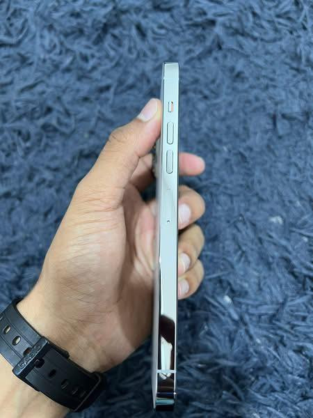 السلام عليكم ايفون ١٣ برو ماكس للبيع.                              ذاكره ٢٥٦. بطاريه ٨٨ بلادي غير مرفوعه.                              مبدل ضهر فقط. سعر ٥٥٠وبيه مجال.                                 الرقم *********** واتساب موجود
