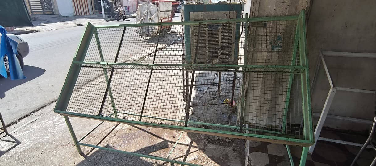 السلام عليكم اخواني 
عندي ميوزة محل خضراوات للبيع 
القياسات 
ميزين كبار قياس الطول ٣,٥م الارتفاع ١م العرض ٥٠ سم 
ميز الفاكهة الطول ٢,٧٠ م الارتفاع ١,٥ م مدرج 
ميز قياس الطول ٢ م الارتفاع ١م العرض ٥٠ سم 
وميزين صغار 
الاسعار علخاص او الاتصال بالرقم ***********
