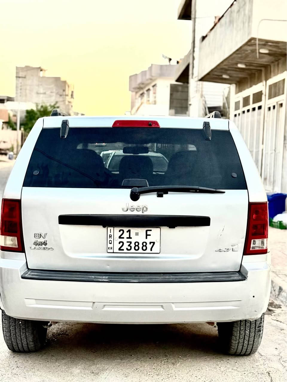 جێب لاریندۆ  2006 :V8
***********
سلڤەر
گێر و مەکینەی بە شە
تەقە و رەقە ی هەمووی بەشەرتە 
یەک دینار مەسرەفی تیا نیە
سەنەوی و هەزە و ژینگە و ڕێگاو بانی هەتا 2030تازەیە
فولە بەس بەسمە نیە
شاشە ئایپادە 
سڵایدە
ڤۆلیۆمە
کامیرەیە 
حاسەیە
تەبرید مەرکەزییە
کوشن کارەباییە
ئەکسل بە شەرت 
یەک چەملخ لای پێشەوە بۆیاخە بێناو گرتن بێ دەعم شمشمل, السليمانية
