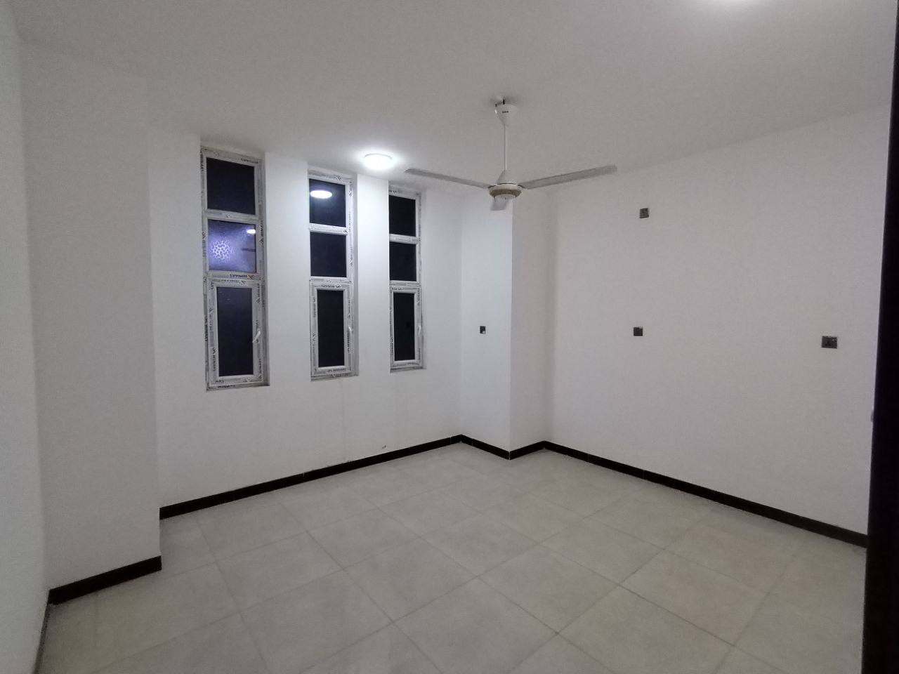 بيت مع شقة ب99 مليون فقط تدفع نقدا و المتبقي 84,364,000 تدفع في 131 بقسط شهري 644 لمدة عشر سنوات و 11 شهر
التفاصيل :
بيت  ٢٠٠ متر طابق ارضي و شقة  (الطابق الأول معزول تماما) داخل مجمع لؤلؤة ساوة مقابل المستشفى الالماني الجهة القريبة من الشارع العام و مرقد على الظاهر 

الطابق الأرضي 
يحتوي 2 غرف نوم و استقبال و مطبخ و 2 مجاميع صحية و حديقتين أمامية و خلفية و كراج مجهز بماطور ماء و سخان و كهربائيات و خط مولدة و محول تلقائي. 

الشقة طابق اول ( درج و باب منفصل للشارع) 
مكونة من غرفتين مع مطبخ و مجموعة صحيات ، مزودة بخط مولدة و خدمات كاملة

يصلح لسكن عائلتين او للاستثمار 
للتواصل
*********** واتساب فقط.
