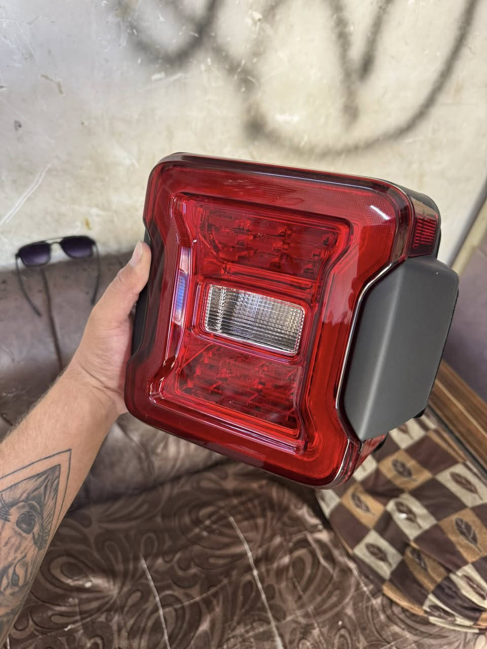 سلام عليكم زوج بك لايت جيب رانجلر بدون رادار من 2018 لحد 2024 السعر 150 
***********
