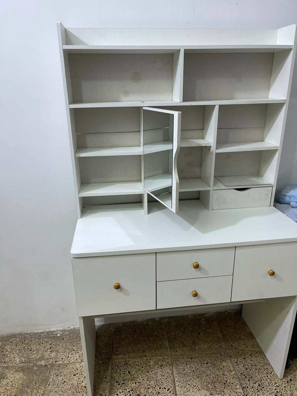 للبيع ميز تواليت اخو الجديدنظيف جدا ويحتوي على ٤ مجرات وموديله جدا مرتب وانيق ويلزم هواية مكان ارتفاعه ١٥٢ وعرضه ٤٥ السعر ٥٠ الف فقط للتواصل واتس اب 
***********
