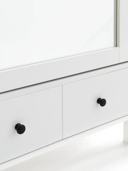 Vit knappt använd hallförvaring garderob med två lådor och en klädstång. Väldigt fin och bra att använda i hallen/vardagsrum eller kök.
Mått: B60 x H180 x D40 cm. Malmö, M


**إذا كنت صاحب هذا الإعلان وتريد حذفه لأي سبب، رجاءا أرسل رسالة إلى الدعم الفني**