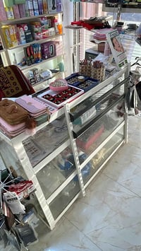 ميز ٩٥×١٣٥ • رفوف ١٤ قطعة • مجمع الحود