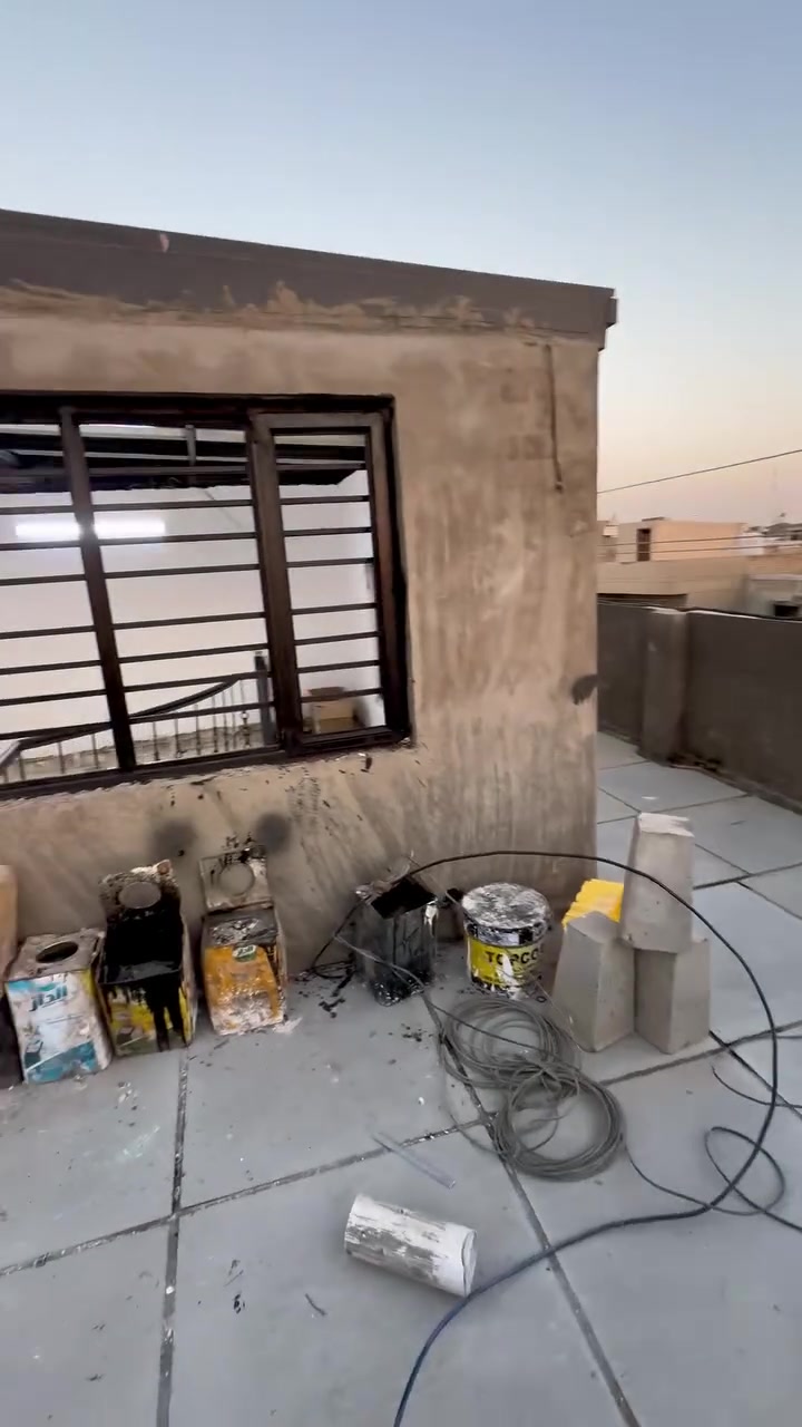 ياالله
السلام عليكم دار للبيع ركن بناء جديد واجهة 10 / نزال 6 
المنطقة / حي الجهاد / مربع( الفين) قرب شارع التجاري 
المساحه / 60 متر / واقع حال البيت 65 متر ركن
للعلم / يوجد كيبلات دفن للكاميرات والسبالت والستلايت 
البيت مرتب جديد ومحد ساكن بي بعد 
الطابق الثاني / خرفيتين نوم وصحيات وبلكونه 
الطابق الاول / صاله وهول ومطبخ وصحيات 

استفسار /***********
