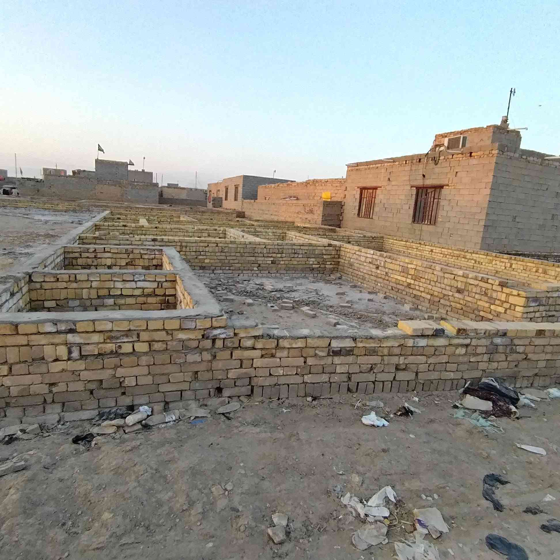 سلام عليك بتلوو اللبيع مساحته 200
المكان حي الامام الحسين قرب شارع ابو حنان 
باقي التفاصيل ***********
