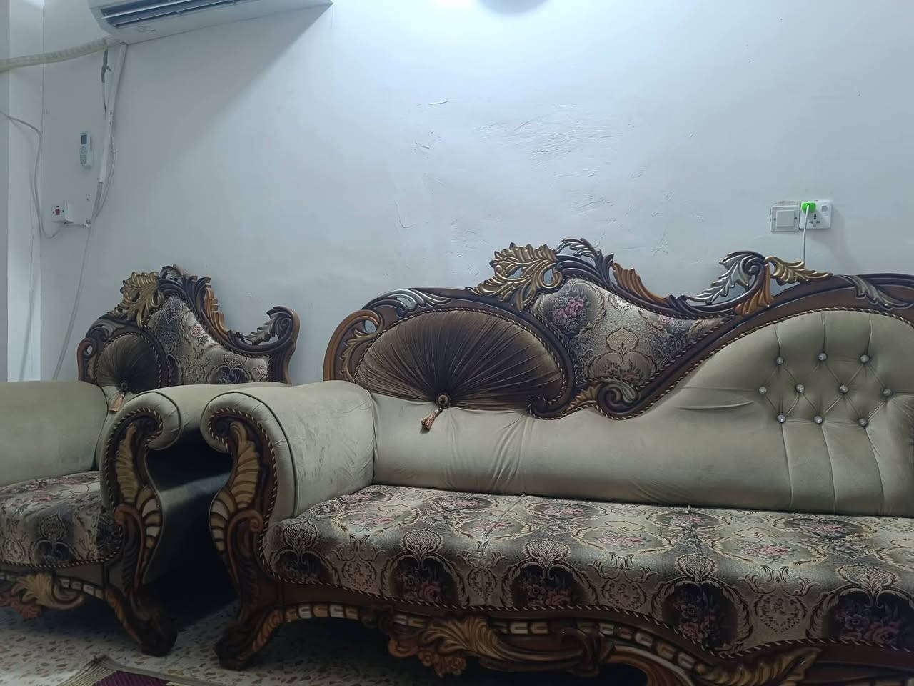 السلام عليكم
تخم صالة خشب عراقي 5 قطع نوعيه جيدة ونضيف 
السعر 550 الف وبي مجال 
الاستفسار الاتصال على ***********
