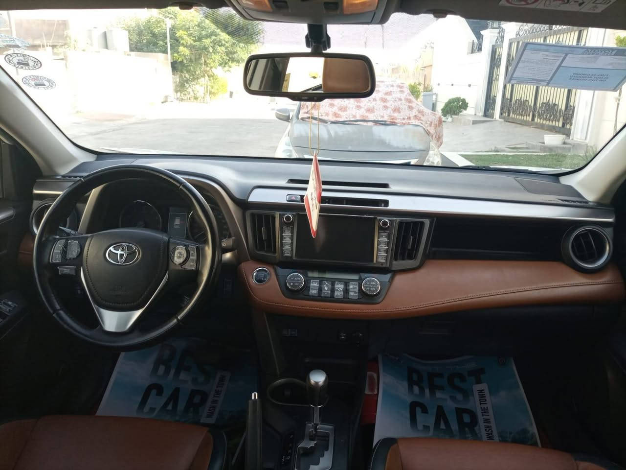 للبيع سيارة تويوتا راف فور RAV4 موديل ٢٠١٨ خليجي ١/١ فول مواصفات كلين تايتل وكالة جيهان لون ابيض بدون صبغ او تبديل او تعديل بارد محرك و كير مكفول و ما مفتوح سنوية جديد رقم جديد زينكة مدفوع يعني سيارة ربع دينار مصرف و سيارة بسمي شرط التحويل و الوكالة 
مواصفات 
بلاجكتور 
لايتات أمامي و خلفي زينون + LED
لايتات AUTO 
ويل كروم حجم كبير
سقف سلايت طكتين 
فورويل 4WD
حساس أمامي و خلفي 
بصمة أبواب + تشغيل + تشغيل عن بعد 
صندوق شفط + كهربائي 
كشنات كهرباء 
كشنات جلد 
داخل مشمشي
لدات داخلية 
شاشة كبير + Apple car play + كامرة + GPS
تحكم ستيرن فول + تحديد سرعة 
تبريد لمس (بيانو)
شاشة اعطال 
مودات قيادة NORMAL + ECO + SPORT 
و ٤ جامات كهرباء + مراية كهرباء + اشارة بالمراية 
محرك ٢.٥ 
و بعد مواصفات هواية مكان سيارة كركوك سعر ٢١٠ و بي مجال بسيط رقم موبايل *********** كركوك, العراق
