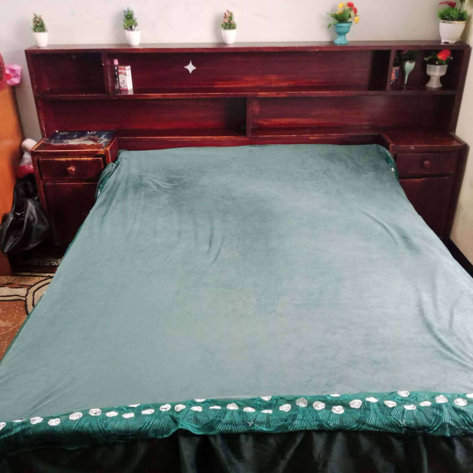 غرفة نوم حطاطة كنتور 6بوب ملحق 200
بوفية 50
زاوية 25
العنوان صقلاوية ***********
