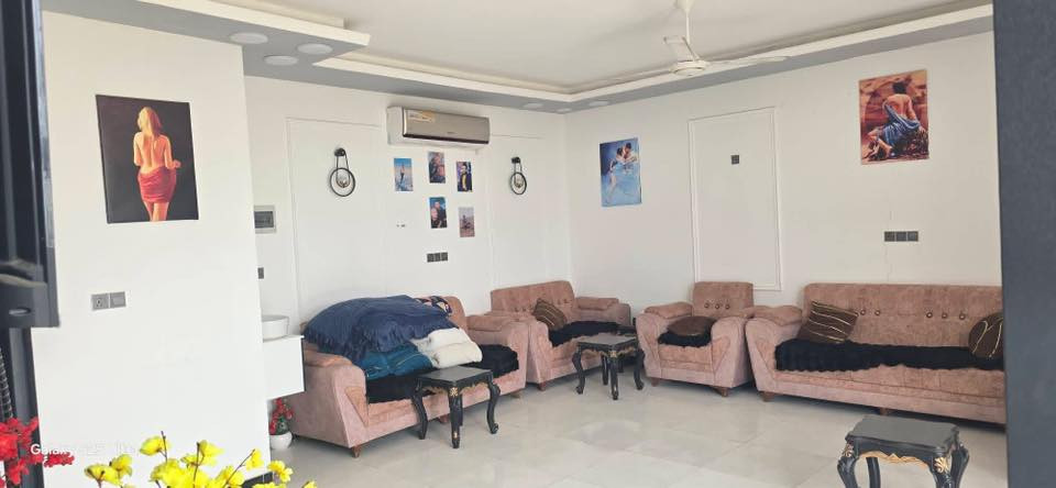 مزرعه للبيع مساحه 700 متر وجها 15 متر بيها غرفه وصاله ومطبخ وحمامات داخليه وخارجيه جاهزه تباع معا الثاث سند 25 مداور ع طريق الدغارة ديوانيه خلف مطعم 🍴 واثق بلمزارع  تبعد عن التبليط 100 متر ***********

