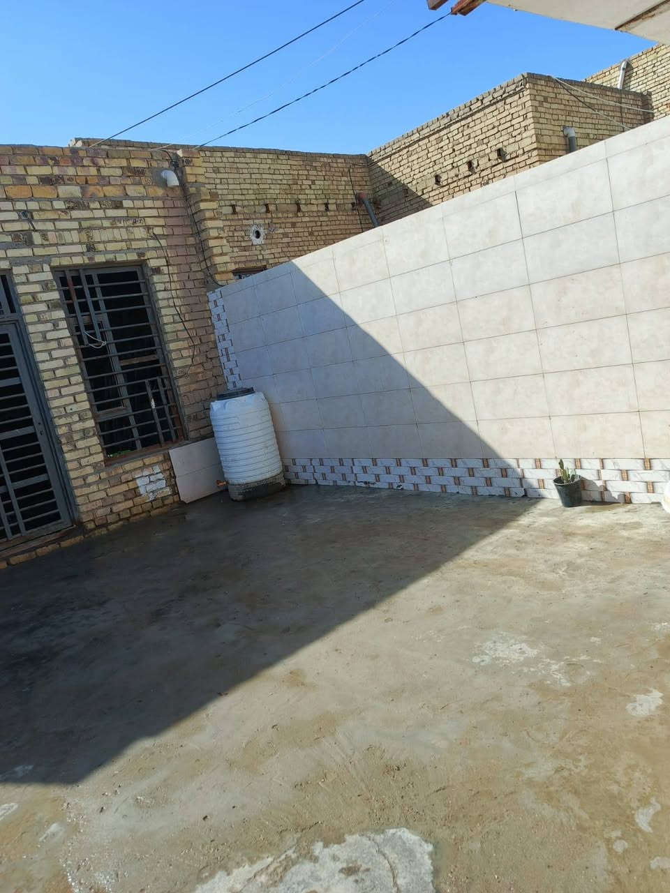 بيت مساحه 150 مجبس حي الصدر ع الشارع مقابل حسينيه ابو جواد ***********
