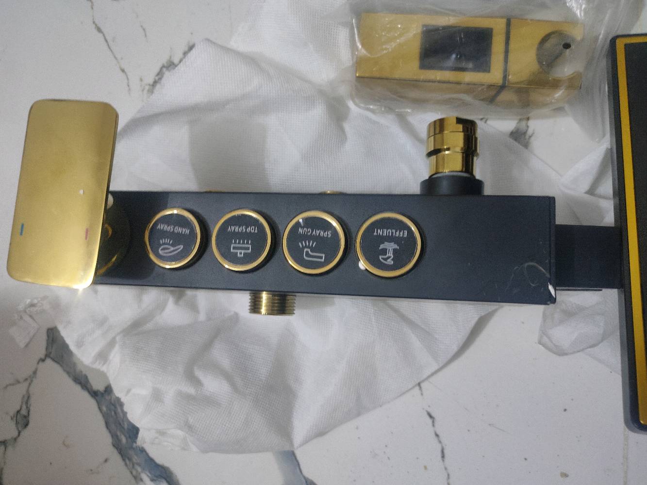 مجموعة دوش فاخرة بمزيج أناقته من الذهبي والأسود، مثالية لإضفاء لمسة مميزة على حمامك. تحتوي المجموعة على دش علوي مربع مع خيارات متعددة للرذاذ، وحوض استحمام بمرشة يد ومقبض تحكم ذهبي أنيق. المجموعة مصنوعة من مواد عالي الجودة لضمان المتانة وطول الأمد.