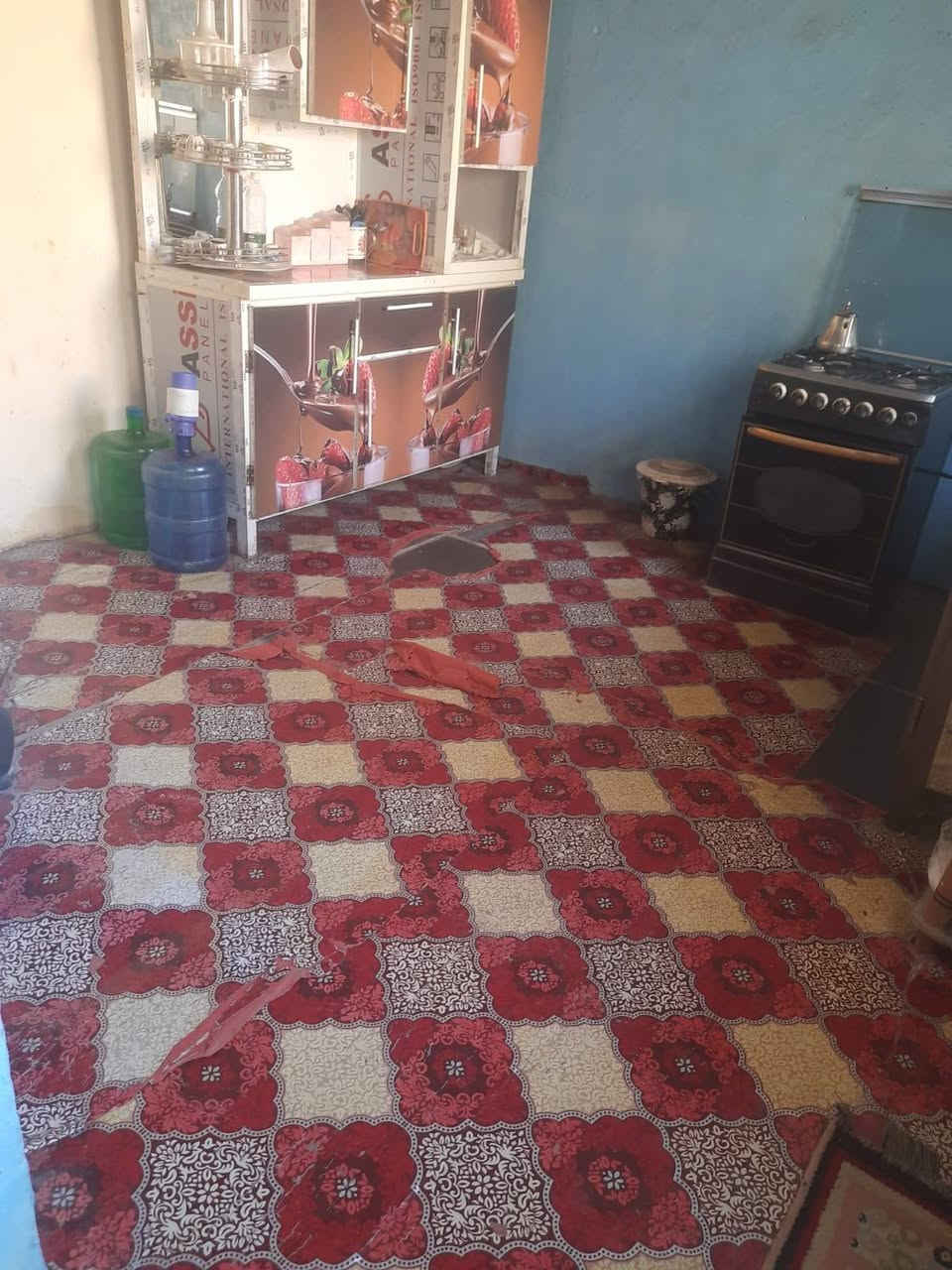 السلام عليكم بيت تجاوز وقف للبيع غرفتين واستقبال حولي مطبخ وحمام تواليت مساحة 160 متر سعر 20 مليون وبيه مجال  سقف
سندويج الأرضية اشتايكر العنوان الشعلة الأولى قرب ملعب باسم ***********
