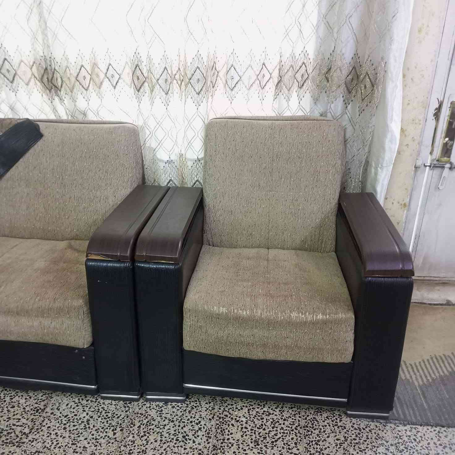 السلام عليكم تخم عشرة مقاعد سعر ١٥٠ الف مكانه حي الوحدة مقابل القطاع الصحي  للاستفسار ***********
