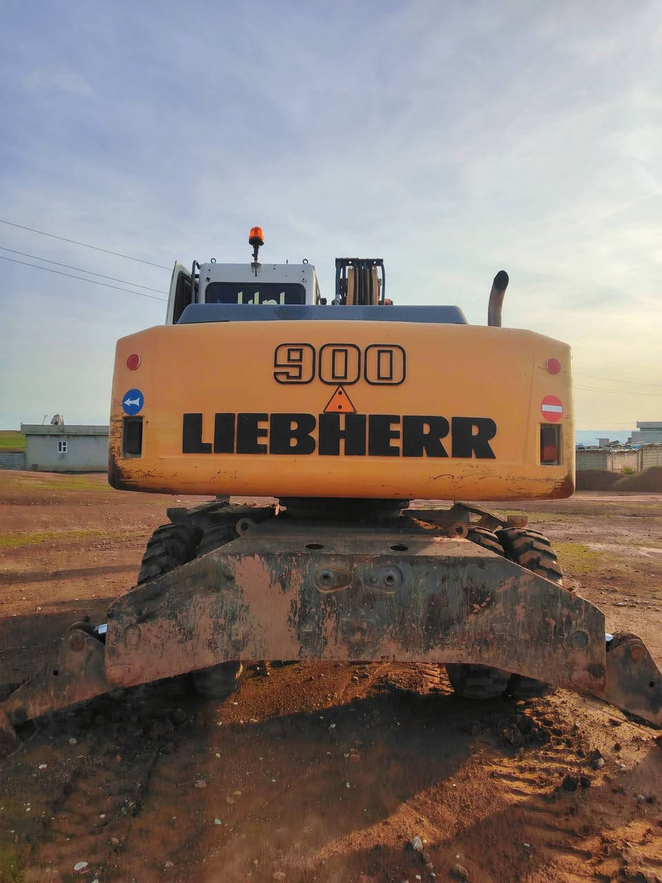 حفاره لبهير شبح للبيع موديل 2003 بم نوزل حفاره مكفول كفاله عام تخم تايرات جديده تأسيس نقار تأسيس برينه تأسيس كماشه ***********
