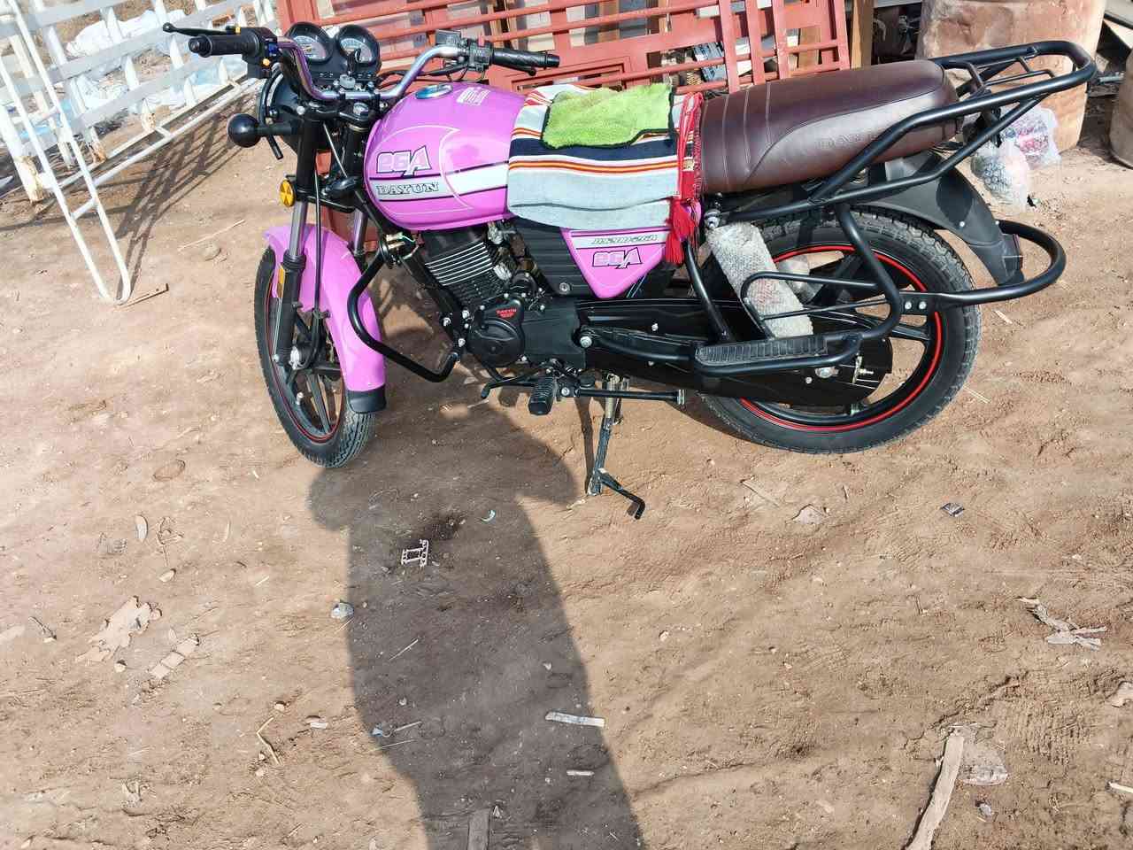 سلام عليكم دراجه للبيع موديل2023صارله شهر من طالعه وكيل اوراق سكنر مكينه200 سعر 1850وبيه مجال رقمي***********
