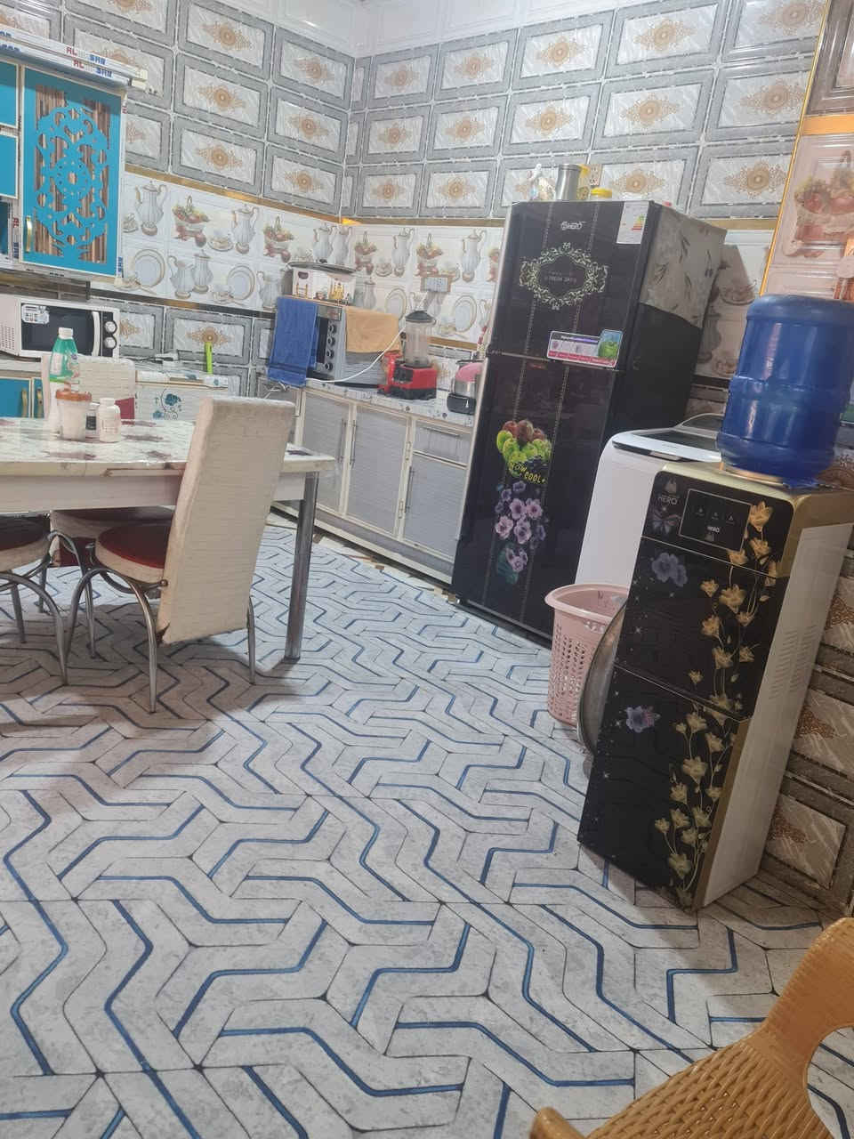 السلام عليكم ورحمة الله وبركاته
بيت للبيع زراعي بعلوة الفحل مشمول بالتطويب 
شارع فائق المضمد  
المساحة ٢١٤ متر
البناء كونكريت طابوق السطح شتايكر
السعر ٦٠ مليون 
غرفتين واستقبال كبيرة ومطبخ كبير
رقم الموبايل ***********
***********
