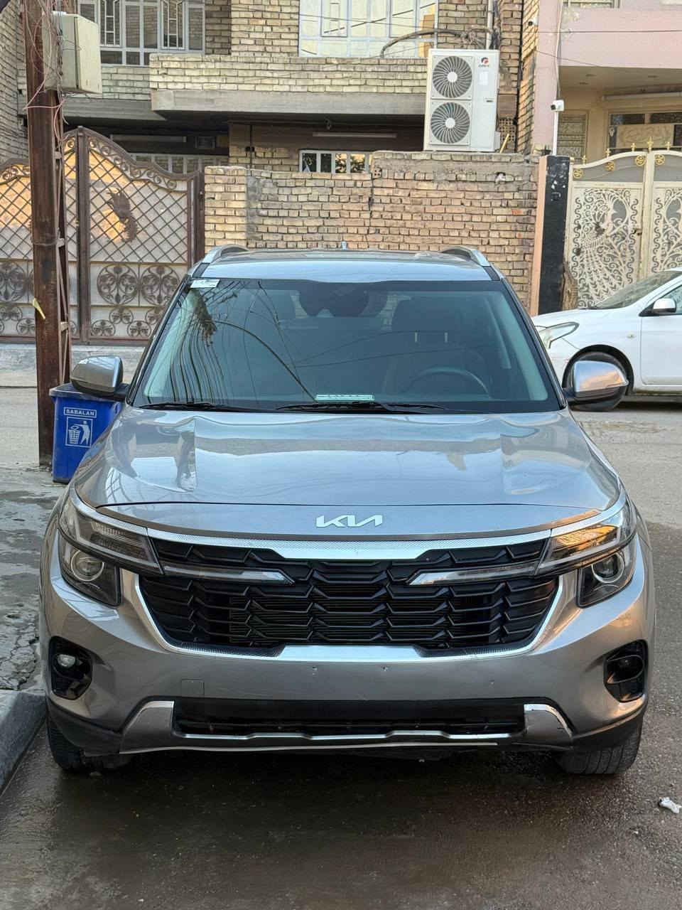 السلام عليكم سلتوز للبيع 
موديل 2024 
وارد امريكي 
مواصفات نص فول 
لون سلفر
بدون رقم مصلح وكامل عنوان بغداد بلديات سعر 155 للاتصال ***********
