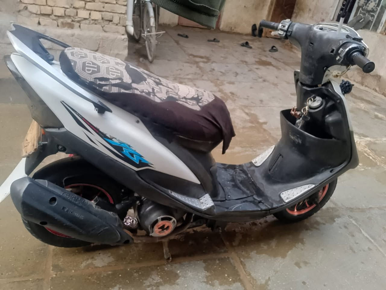 للبيع ماكس عدله مكينه ممفتوحه ومابيها لا نضوح ولا شي كفرات بلاديات نقصها دبلات اماميه عينه مال سرعه ويدة بريك امامي فقط دراجه خير من الله مكاني بغداد الزعفرانيه السعر 650 وبيها مجال حك الجيه  ممتواجد علفيس بس علرقم ‭0771 507 9974‬
