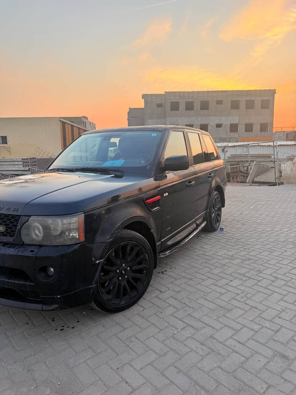 السلام عليكم رانج روفر موديل 2012 سبورت رقم بغداد بسمي تحويل ثاني يوم تضليل جام خلفي و مثلثات 
الضرر : صفحة السايق 
المحرك جديد حاوية  V8 سعة 5.0 لتر المرغوب بدون سوبر 
دفع رباعي دائم (4WD)
جكات ارتفاع و انخفاض 
بانوراما داخل جلد احمر
 مقاعد  تدفئة / تبريد 
تفاصيل اكثر اتصال : *********** 
السعر : 110 و قابل للتفاوض او مراوس حسب الرغبة بغداد, العراق
