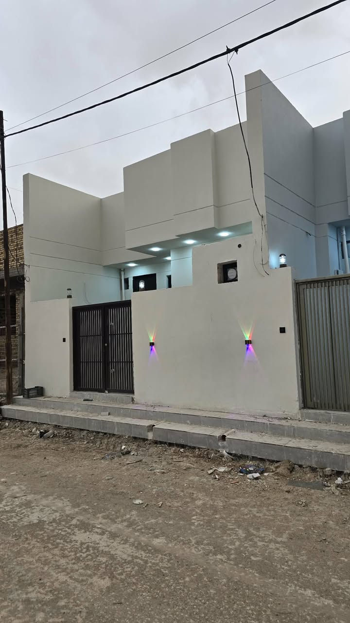🏡 2 بيوت للبيع_بناء حديث
الديوانية / مجمع توحيد العفلوكي طريق السنيه السياحي وره سكة القطار شارع المركز ب البداية بعد 50 متر عن الشارع . 
🔸طابو زراعي سند 25  . 
المساحة 135م² – طابق واحد
🔹 2 غرفه نوم + استقبال + صالة
🔹 3 صحيات
🔹 مطبخ
🔻 ملاحظة : لا نعمل بالاقساط 
📞 للاستفسار: [***********]
🔸السعر : 85
